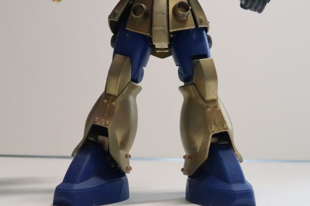 キットではがっつり合わせ目がありますが、”ムニュ消し