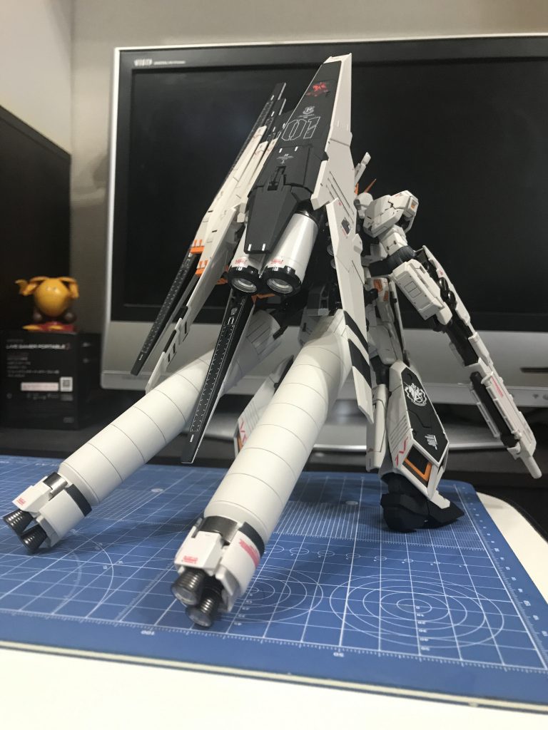 ほとんど改造らしい改造はしてませんが、MGHi-νガンダムのようにハイメガシールドを背中にマウントできるようにしてみました！そのままだとどうしても左側に傾いてしまうのですが少しは解消されました（それでも傾きますがｗ）背中にもって来た時にトップヘビィ気味になってしまったのでさらにバランスを取るためにフルコーンのプロペラントタンクを取り付けていますシルエットはだいぶまとまったかな？