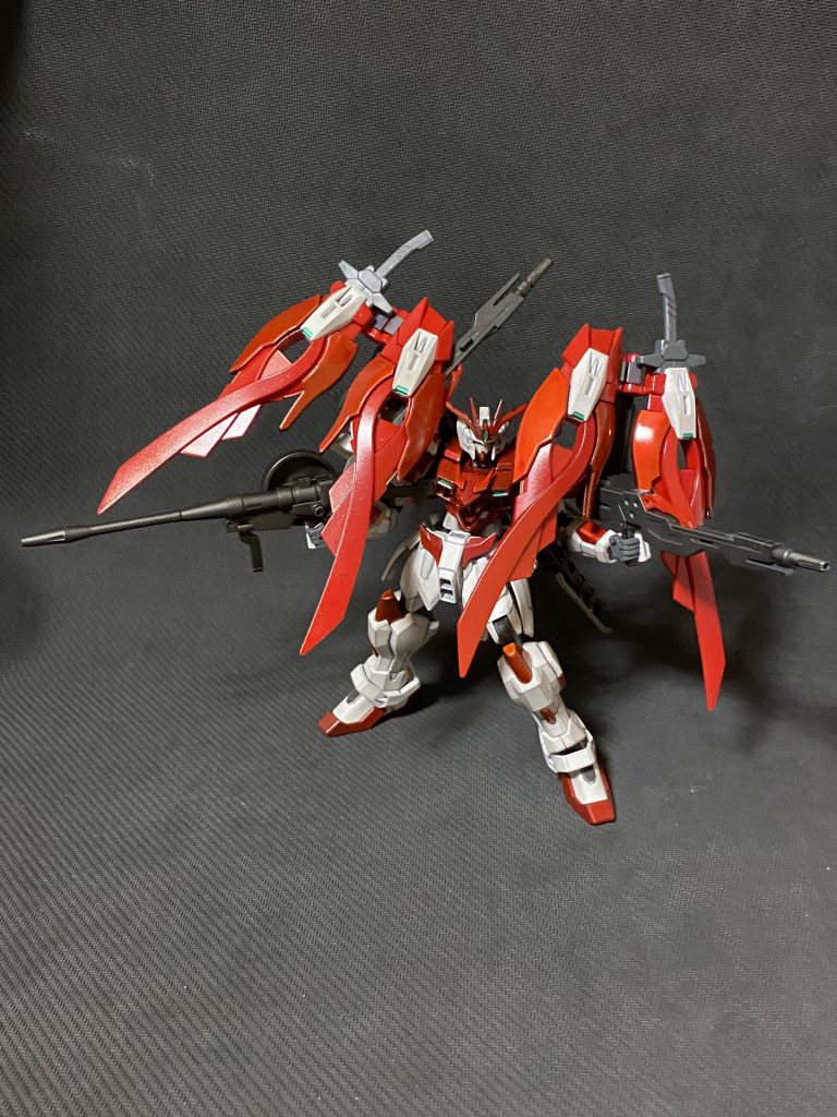 1つ目の新機能、背部ウイングはスカルウェポンとアームアームズを組み合わせよりフレキシブルに可動するように。大気圏内での戦闘では折りたたみ、射撃戦ではGNフルシールドよろしく前面に展開など自由度はかなり高いです。この機構はサンダーボルト連邦機に着想を得ました。