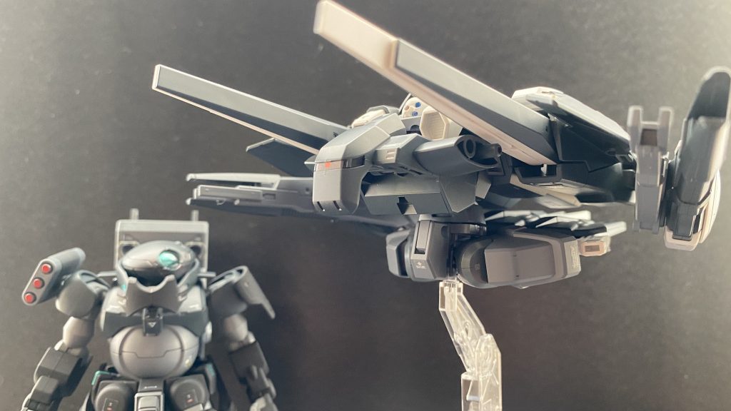 本体上部の頭部のように見える部分は、センサーでありモノアイの部分が、メインカメラとなる。下部に見えるのはクローアーム。