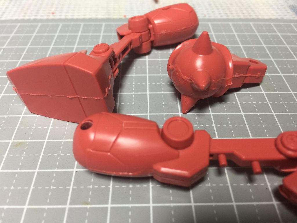 成形色仕上げしたくて初めてランナーパテやってみましたが、何かいけなかったのか、パーティングラインが薄白く出てしまい全塗へ。