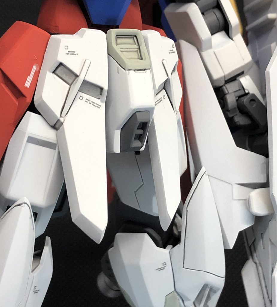 下半身にも適度にパネルラインを追加し、塗り分け。