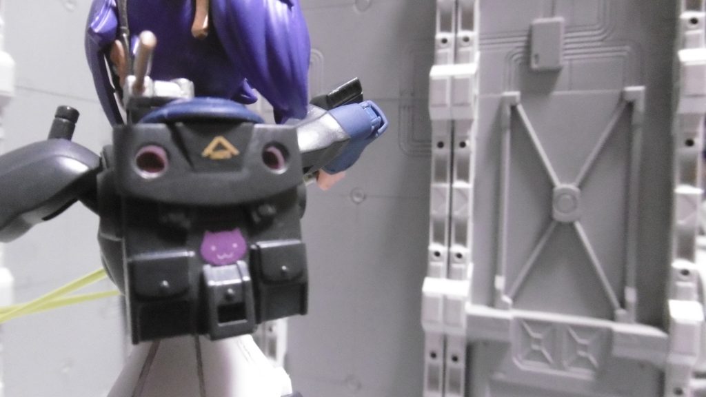 バックパックのMSレドーム接着面は削って平らに。さりげなくネコのワンポイントもあったりします。