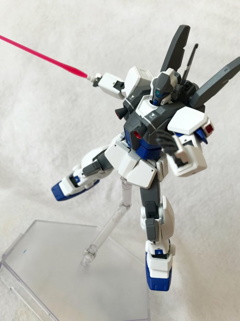 ビームサーベルはどこに装備しているのか不明ですが、劇中では使用していましたね。