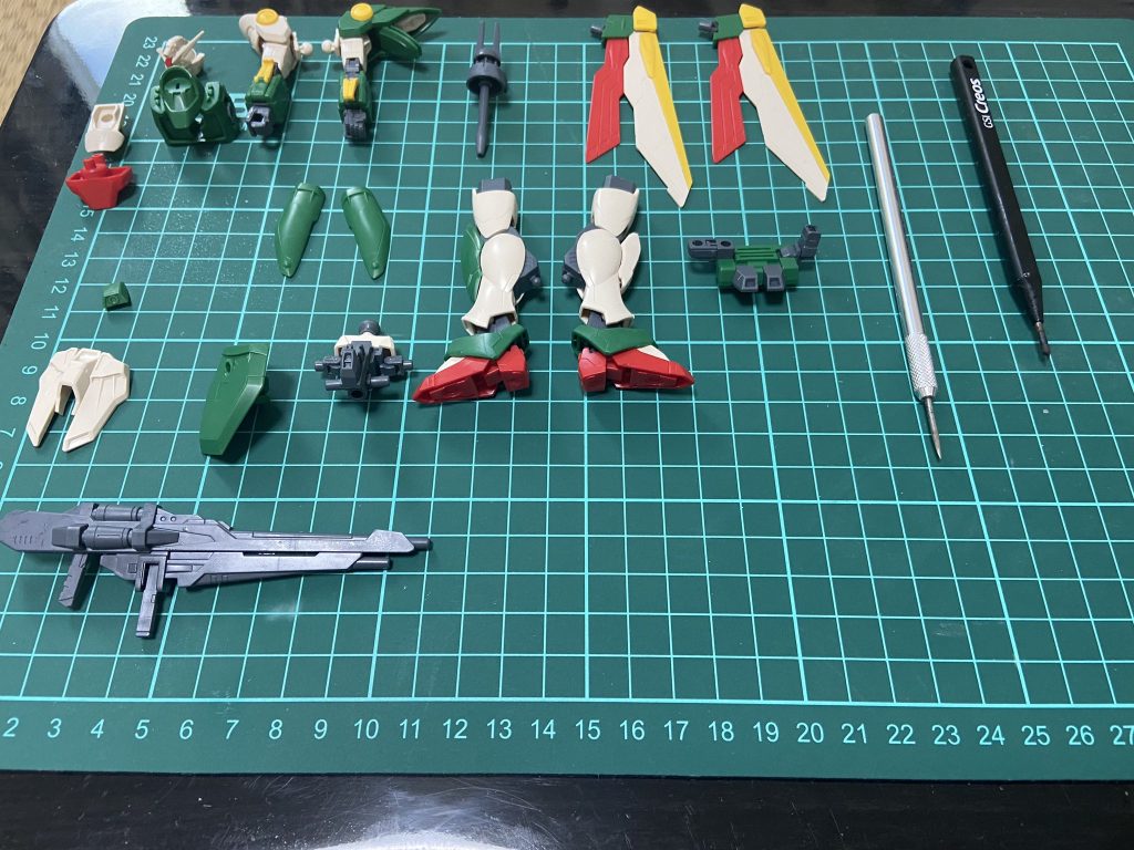 素組を終わらせてからモールドの掘り直しをしました。フロントスカートのモールドを真っ直ぐ掘れるかがキモでした