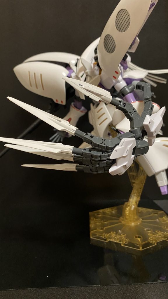 左肘に接続されたこのシールドは、甲の部分がGNフィールド発生装置となっており、この部分を中心に半球状のGNフィールドを発生させる。また、指先にあたるGNソードファングは、あらゆる装甲をバターのように切り裂き、ファングの名の通り、分離、展開して敵機に襲いかかる。