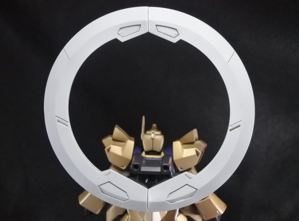 バックパックはHGBDシリーズのジャンクを介してスターゲイザーのリングパーツを接続。また塗装に関してですが、金で塗装後に縁を白で塗る事で、名前の通り「白金」を表現してみました。