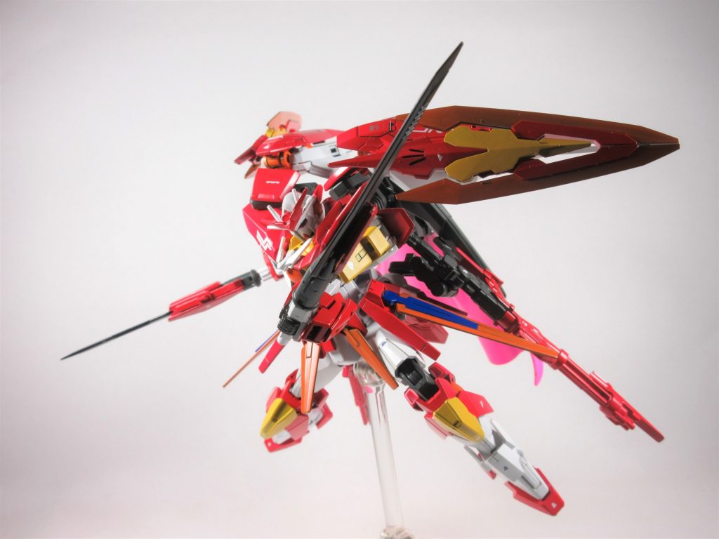 武装GNフィアンマスパーダバインダーにマウントされる実態剣本機の主力武装の一つであり、GNソードVなどと同じく熱変換クリスタルで刀身が作られている設定だが制作者の好みで刀身は真っ黒に染められている。その為非常に高い切れ味を誇り性質上GNフィールドやナノラミネートアーマーに対しても優位を取れる貴重な武装である。また基本的には2刀流での使用を想定している為片手で振るうのに適した少し短めの刀身が特徴的である。名前のフィアンマはイタリア語で炎、スパーダは剣を意味する