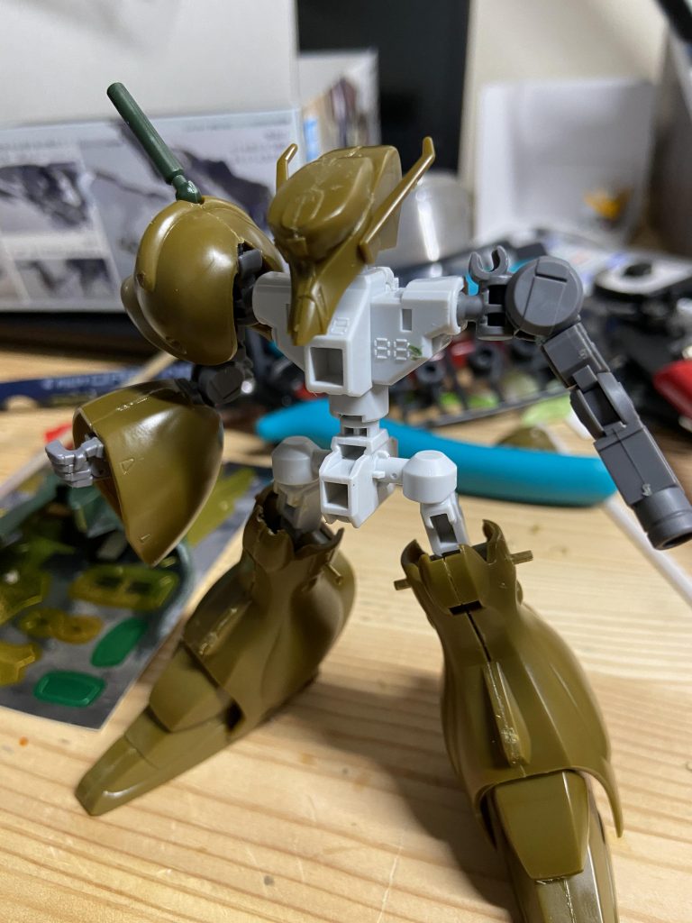 内部構造SDフレームをベースに脚部を外装と真鍮線で接続腕部はグレイズアインの余剰パーツフレームで。その他接着剤で可動を損なわないレベルで切り貼りしてます。