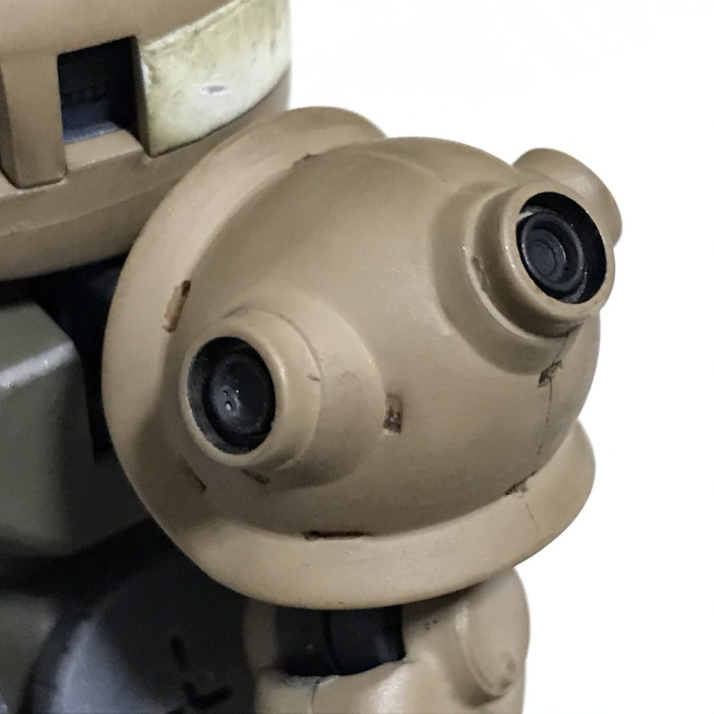 シルエットブースター2に付属の旧ザク用の肩ではなく、シャアザクの肩アーマーを流用しました。スパイクをニッパーでカットし、上からコトブキヤの丸モールドを貼りました。こちらも、雰囲気だけです。