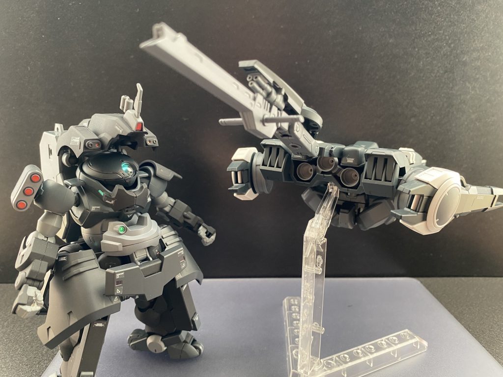 後ろ側、尻尾の先には、スコーピオユニットと同等のレールガンを装備。