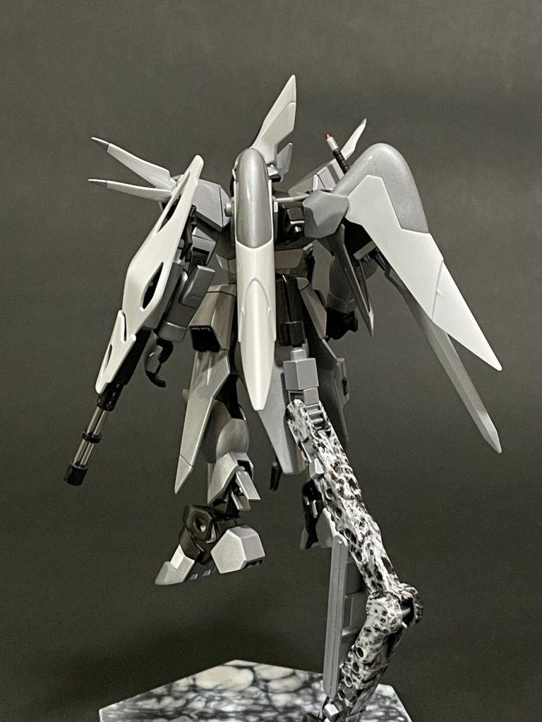 武装面ではある程度の改修をしています。重斬刀はニコイチで延長。ライフルは付属の物をコトブキヤさんの連結マグナムに差し替え。ガトリングシールドの基部は銃身を取っ払って、穴をあけてステンレスパイプ3本をブッ刺し、輪切りにしたカーボンチューブをコンパウンドで磨いて銃身に接着。さらにシールド部分はニコイチして穴をぶちあけるというクレイジーなシールドに改造。穴あきシールドによって基部の後ろ部分が寂しくなったので申し訳程度に、ニコイチで犠牲になった重斬刀の柄の部分を改造して取り付けました。