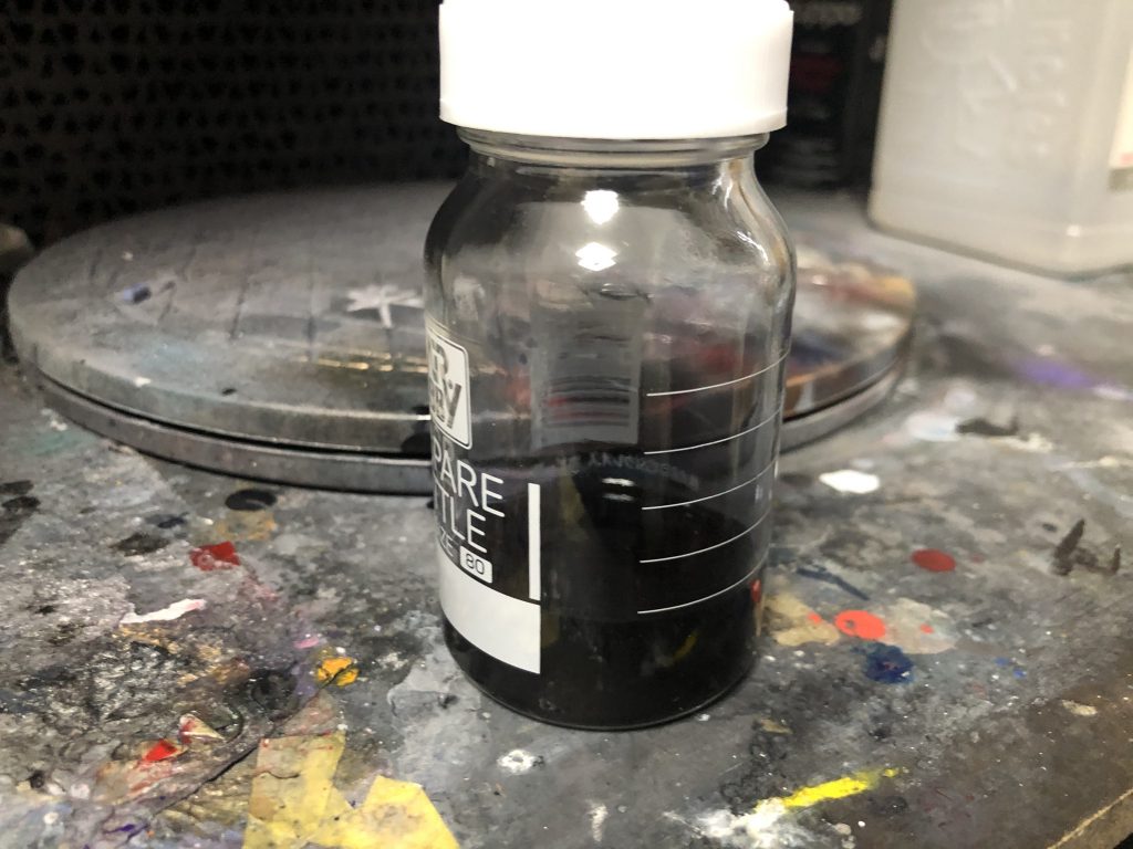 クリアネイビーといった色は売ってないので。クリアブラック、クリアブルーにクリアパープルとクリアレッドを少量混ぜて作りました。クリアブラックもそうなんですが、シルバー下地に色が乗らねー乗らねー。大量に用意しましたが調色分が足りなくなりそうでした。ブラック部はシルバーの上にウイノーブラックを砂吹きして調節しました。ウイノーブラックとかアルティメットブラックの光沢仕上げでよかった気がするけどどうしてもやりたかった。