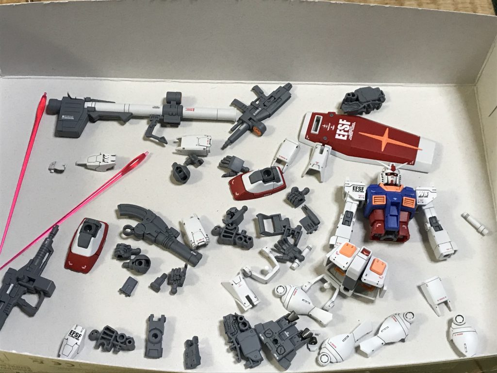 デカール貼り作業。             貼り付ける量が多く、この段階で萎えまくっております。