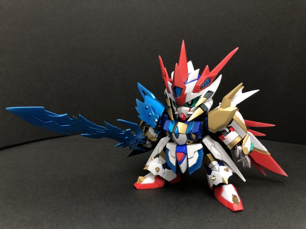 魔竜騎士デスティニーガンダム。邪竜騎士デスティニーが改心した姿。ベースは魔竜剣士ゼロガンダムで、細かく手を加えました。脚部のみ広く開脚できるようにしています。