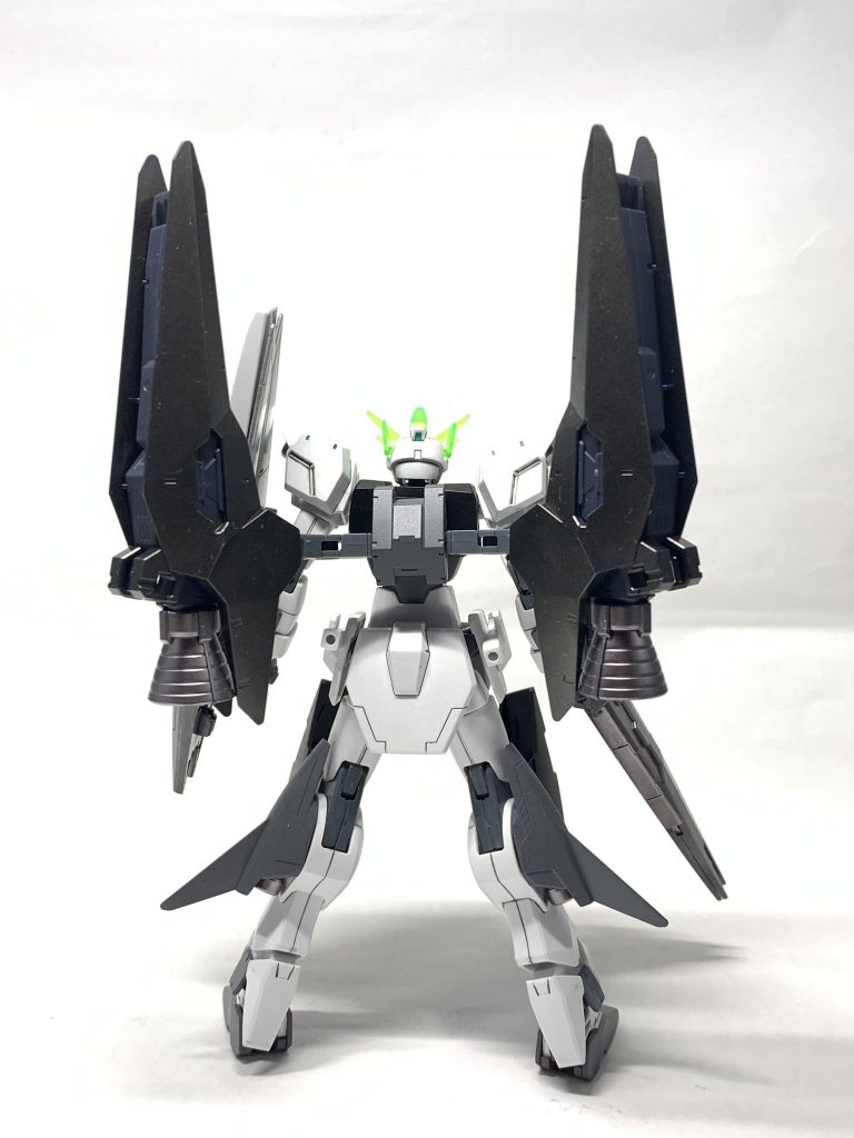背面。テルティウムアームズと武装類はメタリックブラックと新色のヘビーガンメタリックをメインで使ってます。ヘビーガンメタリックは本体のノズルにも使用してますが、これがなかなかいい色でかなり気に入りました。また、パックバックの基部はダブルオースカイHWSのものを、ジョイントには多分ノーネイムライフルに付いてきたものを使用してます。