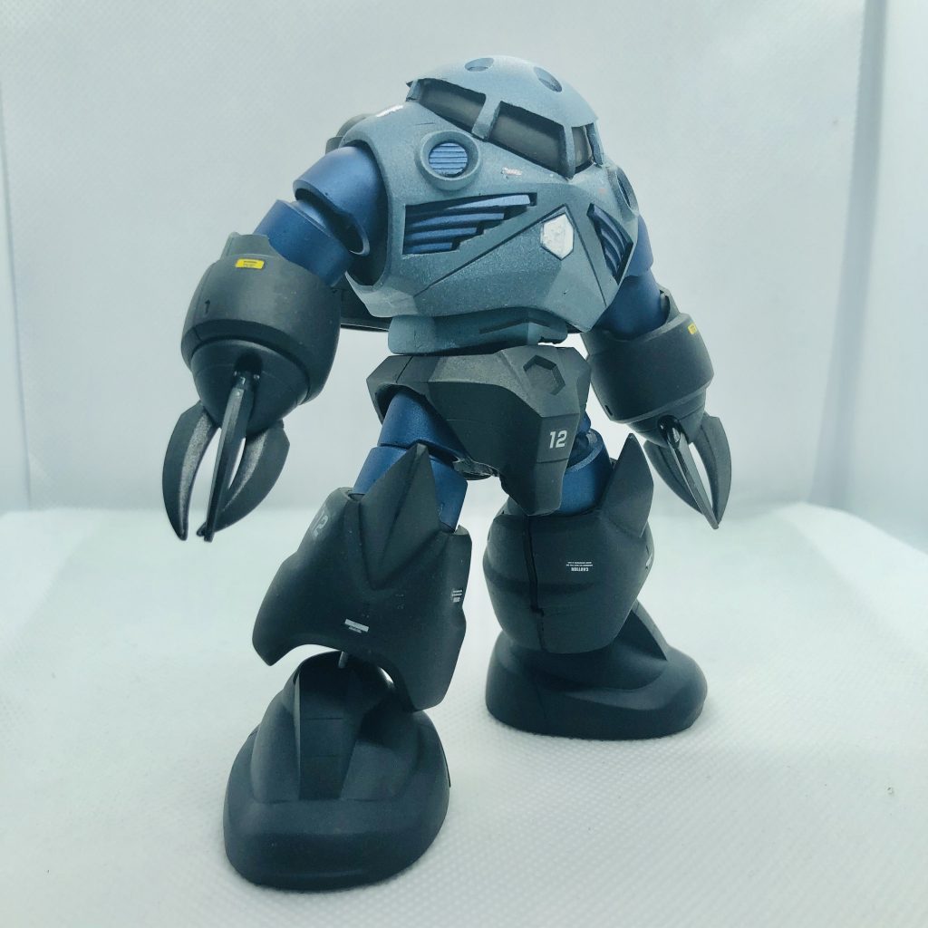 手足はひとつずつパーツを外しました。モノアイは貼り付け式です。