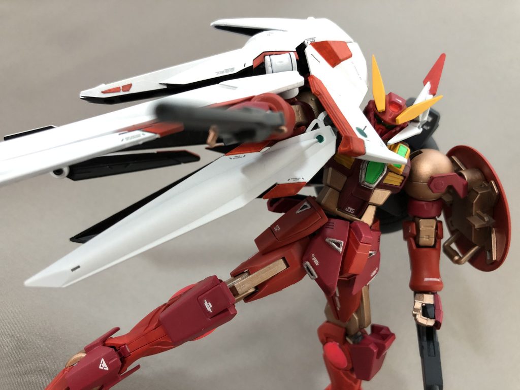 右腕もマントから出せます。ノーネイムライフルは細身のガンプラならなんでも似合ってカッコよくしてくれる魔法のアイテムですね!好き!