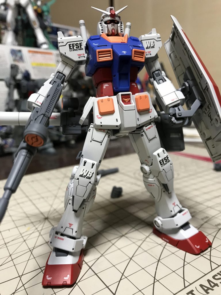 腰にハイパーバズーカを装備してフル装備に  バズーカの固定のピンを腰裏に挿したら塗装が禿げました。(T . T)                                                  接合部の事を考えずブシュブシュ塗装したのが原因です。アホ過ぎて自分の駄目さに涙がちょちょぎれます。