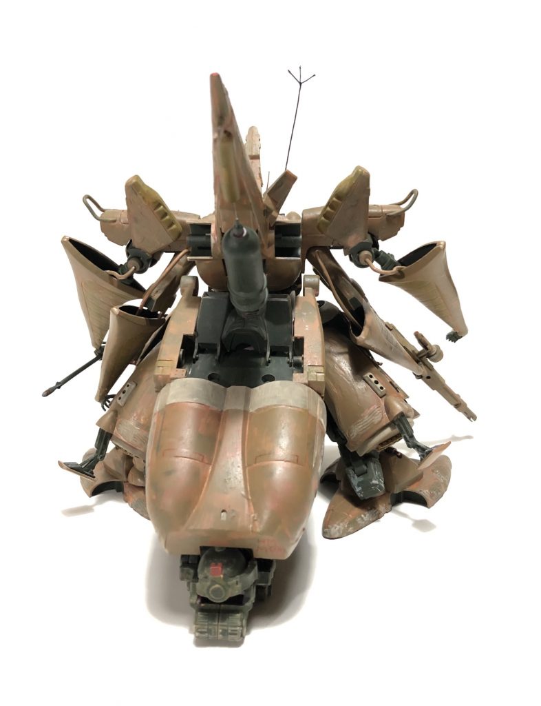 うしろ巨大なリアスカート内にはミノフスキークラフトを利用したホバー機能が収められている。そのサイズからは驚く程の走破性をみせ砂漠戦などはGEOの独壇場。