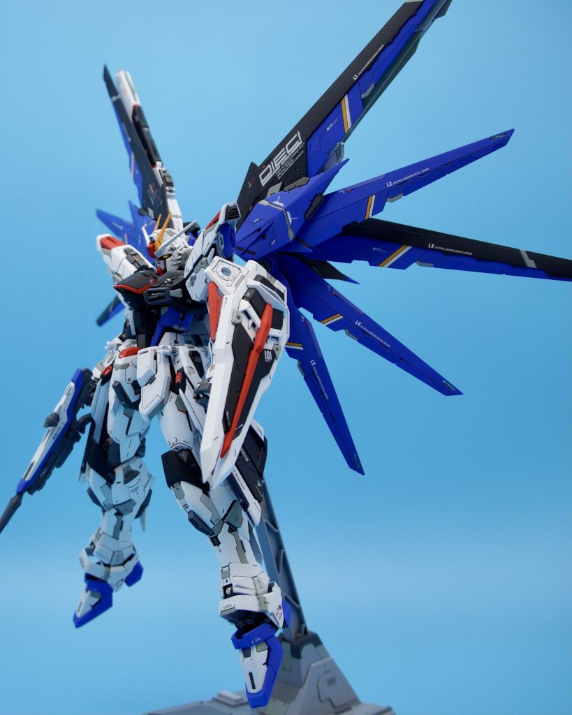 ホワイト/グレー系で4色、ブルー系は調色含めて3色、ブラックは2色で塗り分けています。クスフィアスは構成的にスマートに見えそうだったのでカラーアレンジしてみました。・フロントアーマー分割、ディテール 追加。・脚装甲部パーツ分割、スリット加工。