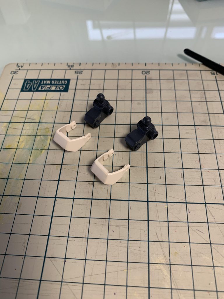 足首部の後ハメ加工は、アーマー側のダボを半分にカットする方法でやりました。