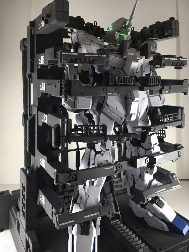 十分出来の良いキットだったので塗装のみです。白にはパープルを少量加えているのでいい色味になりました