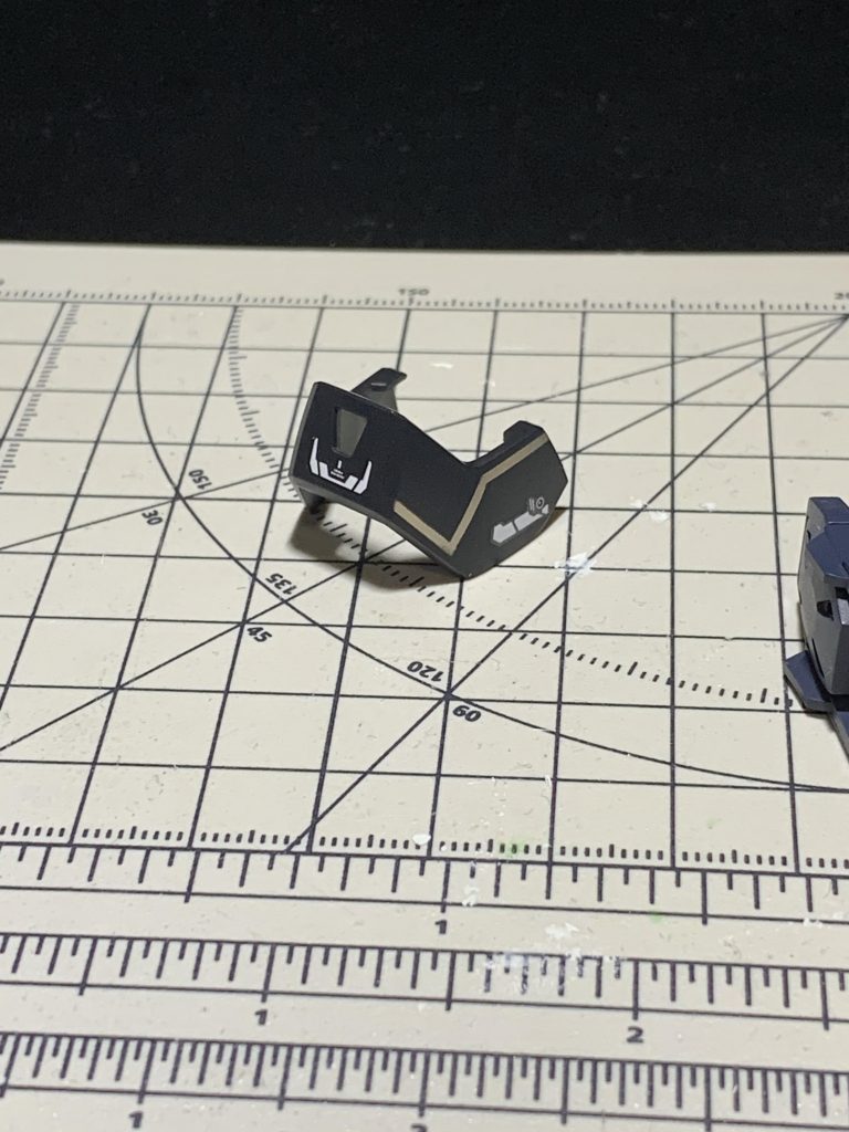 裾のアーマーも肩同様にマスキングでラインを追加