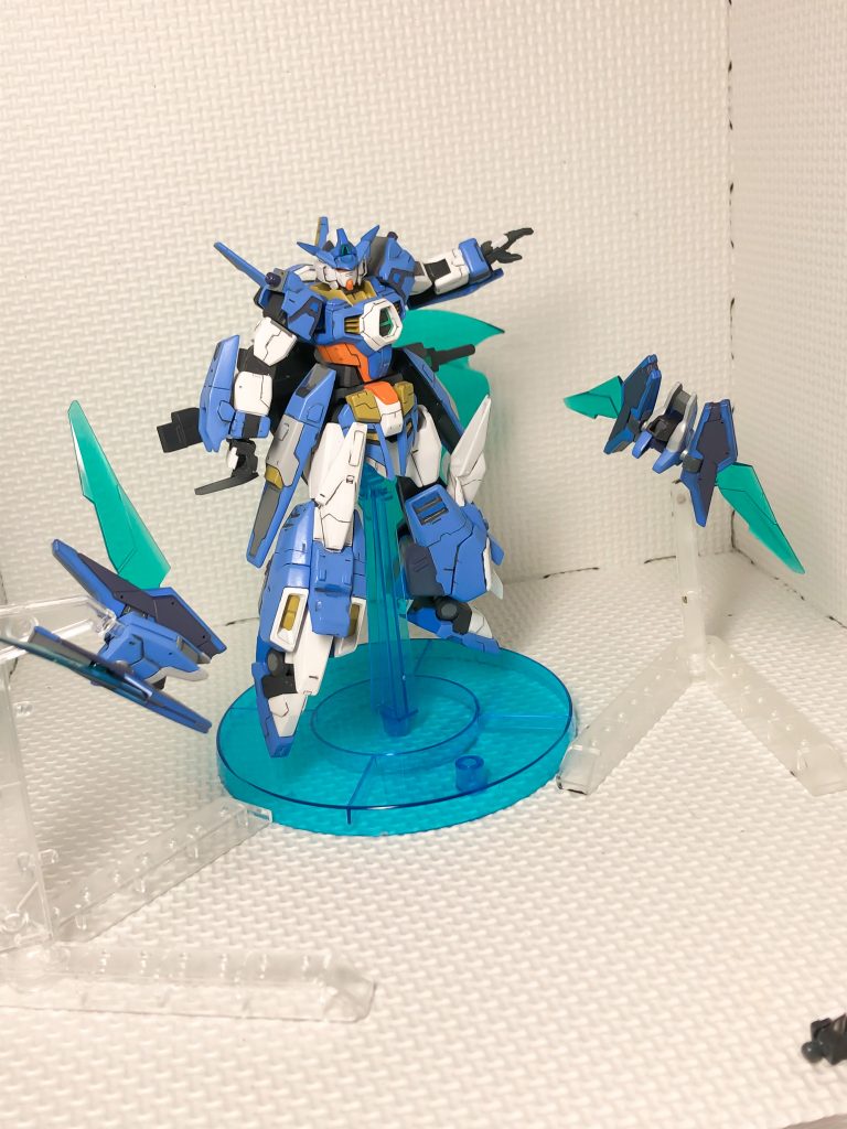 トライバードを分離させてみました。トライバードやファンネル部も稼働範囲が多いので、色々なシーンを再現できます。