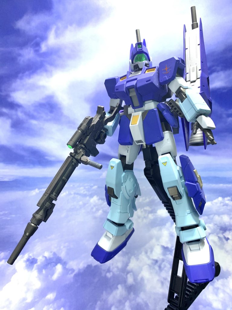 正面SKY BULLET 、『空の弾丸』という名称通り、上空から攻撃することを目的とした機体で、青空をイメージした爽やかなカラーリングにしています。ベースはジムスナⅡで、機動力を強化したイメージなので、脚部はペイルライダーを使用しています。