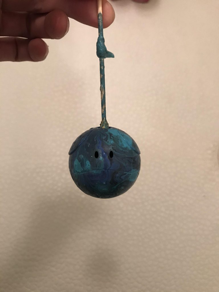 浮かべた塗料の上からゆっくりとハロを沈めて水中の中に入れます。その際、そのままハロを引き上げるとせっかく沈めた時に綺麗な波紋の模様が台無しにしてしまうので、水面の塗料を全て取り除きます。水面に残ってる塗料は息を吹きかけると硬化して湯葉の様になり、竹串や割り箸などで絡めて除去出来ます。