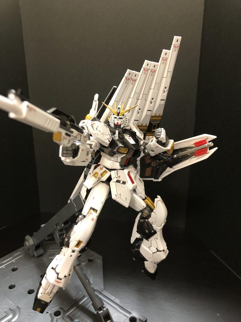 ビームライフル:νガンダム 主力兵装。最大出力時は戦艦の主砲クラスの威力を発揮する!又、バーストセレクターの搭載により発射モード切り替えで連射する事も可能!