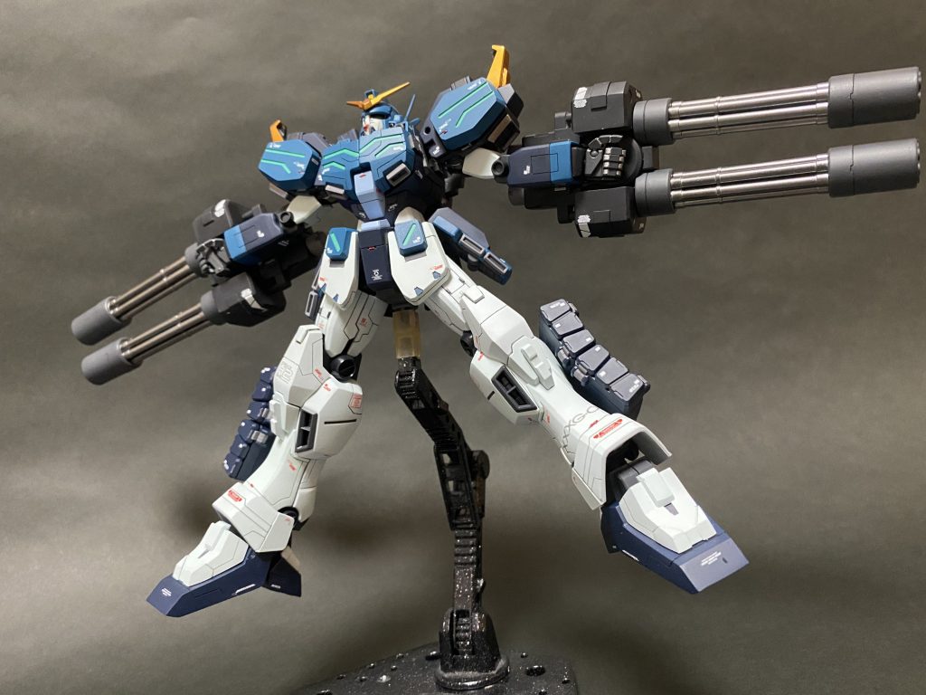 ヘビーアームズといえばサーカスのように縦横無尽に動き回る所ですね。エクバで暴れ回る姿は恐怖すら覚えますがねw特にどっかのやってるヘビア使いさん。いつかアレックスと一緒の並べたいです