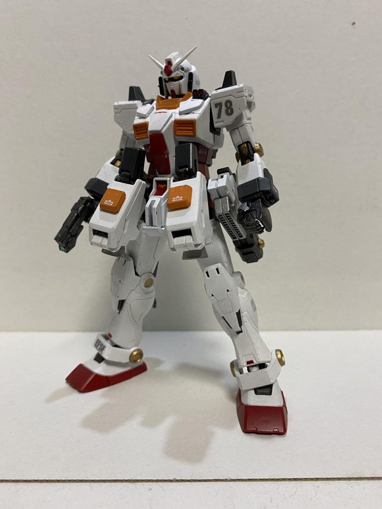 オプションなしのプレーンな状態。武装はビームハンドガン、ビームサーベル、バルカンのみ。