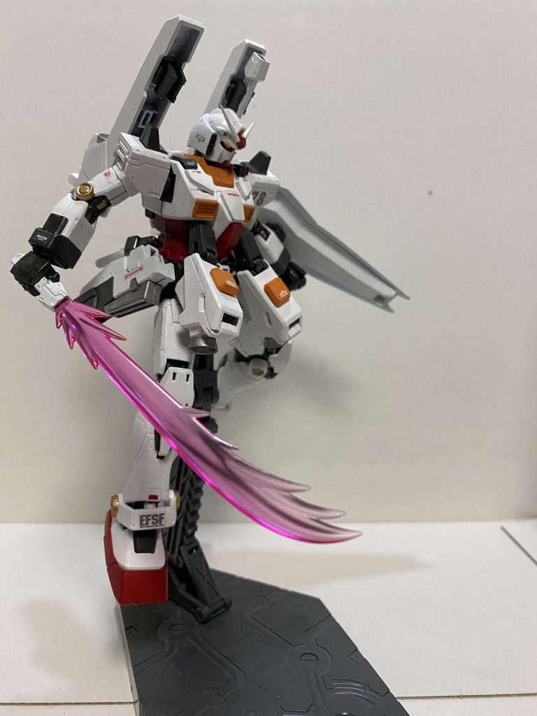 シールド&大気圏パック装備時。大気圏内でも長時間の飛行を可能にするユニット。大型ビームサーベルを搭載しており、収納時にはビームキャノンとしても使用可能。