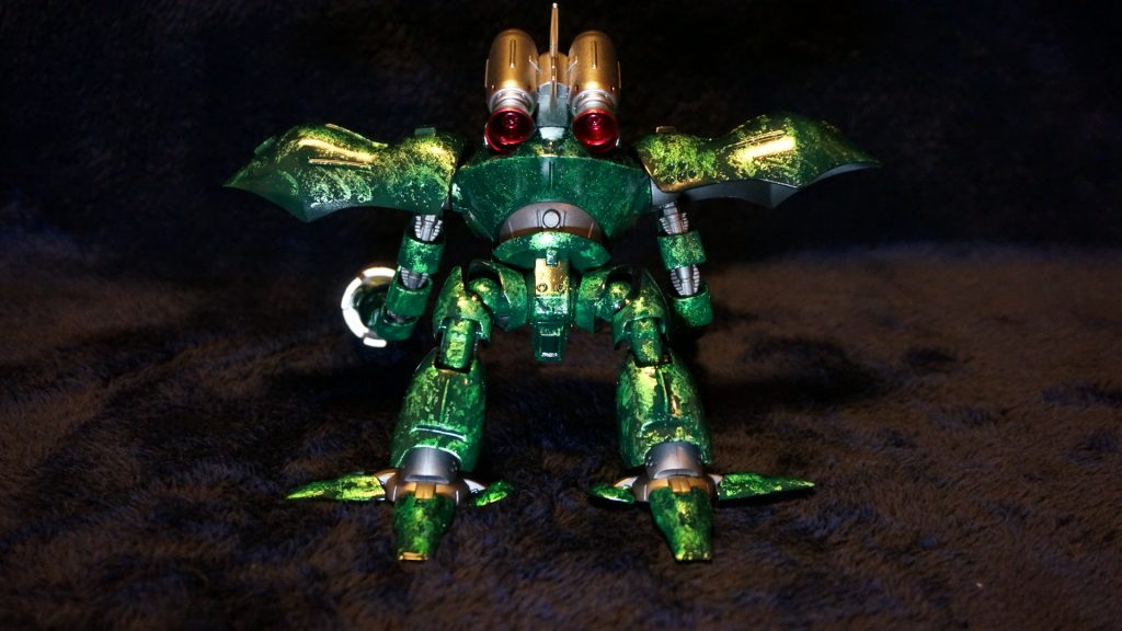 腰の丸い部分を給油口風にし、内部にモノアイのスイッチを仕込んでいます。