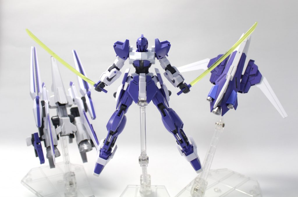 左のハンドガンには粒子変容サーベルが取り付けられている(写真は抜刀状態)。シールドブースターもメガライドランチャーもそれぞれ支援機として扱えるため、写真のように独立して行動することも可能である。また、ファンネルとシールドブースターにサブアーム&ハンドガンにより全方位において攻撃・防御が行えるため死角はほぼない。