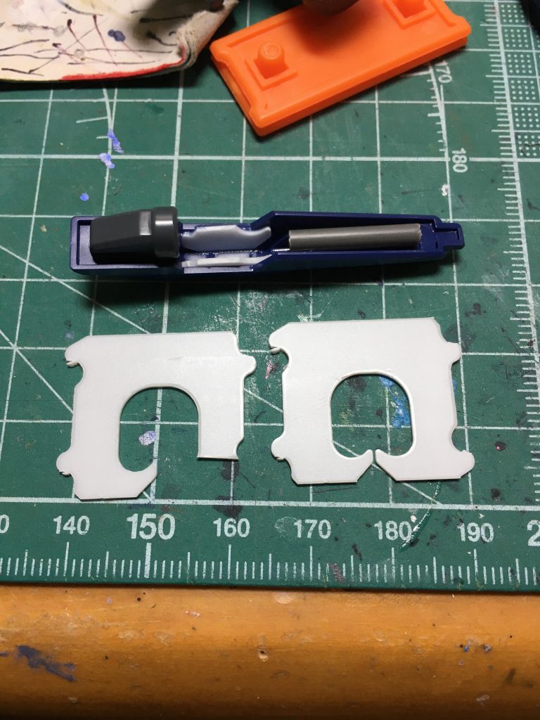 ライフルと接続するパーツは裏がすっからかんなのでちょっとディテールアップ。食パンのクリップの一部を内部に接着しています。またランナーのプラ棒を接着、簡易的なエネルギータンク扱いにしています。