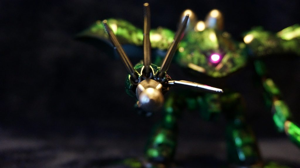 モノアイは内部に3mm砲弾LED、スイッチは背後の腰部分。