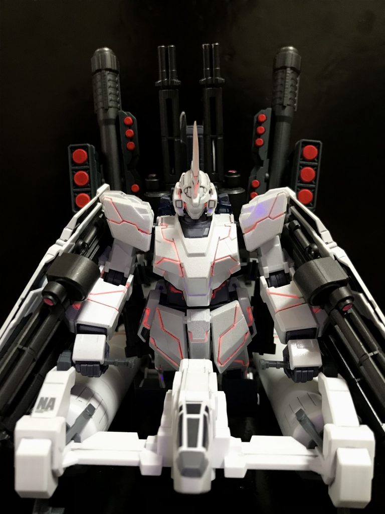 サイコフレームを光らせてやる気満々のバナージくん。