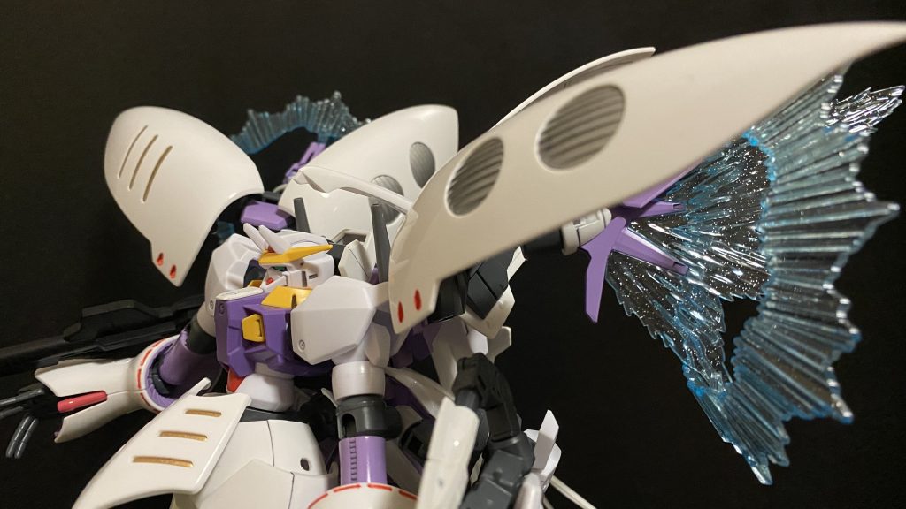 トランザム時、本機は真の姿を現す。余剰エネルギーとして、放出されたGN粒子は、光の羽を形成する。