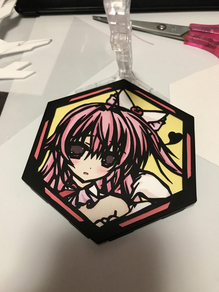 切り絵したプラ板を既存のキャラプレートに移植して塗装しています。