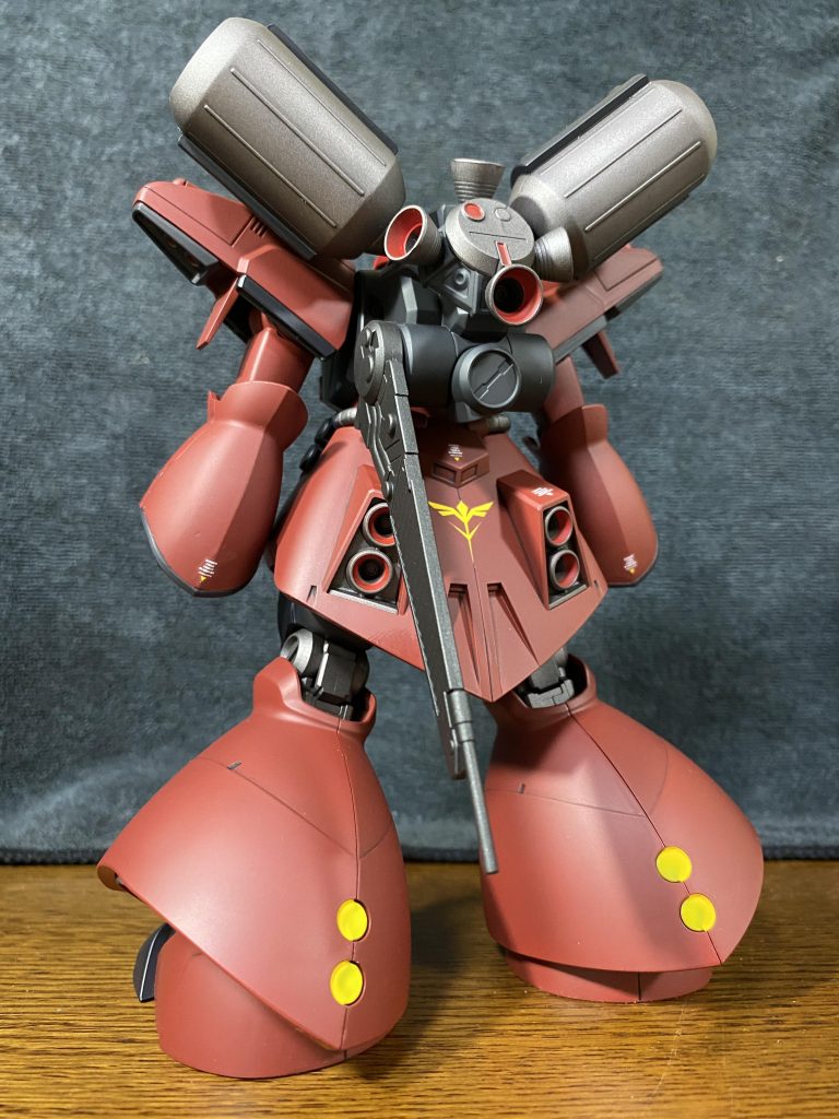 バックパックは、アンジェロ専用ギラズールの物をジョイントを移植して背負わせています。  元々、バックパックが無いため出力が低いと解説があったので、大容量+タンク付きのでっかい奴を用意しました。