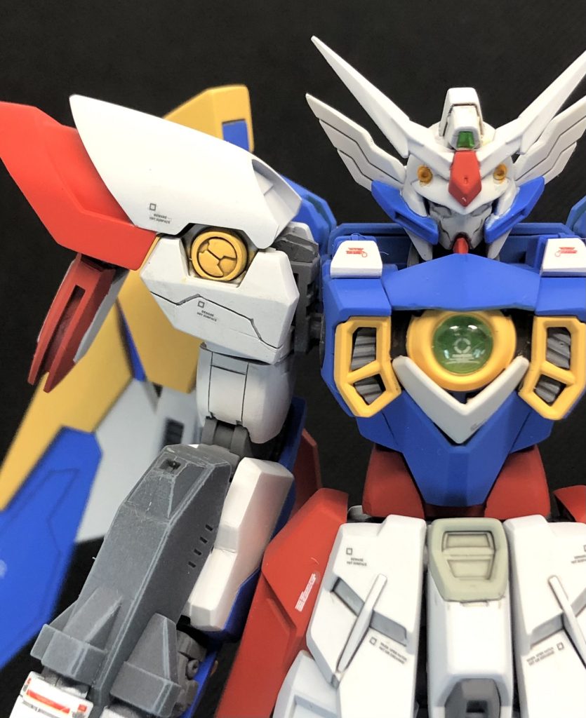 バストアップ鎖骨バルカンは蓋、インテーク部にはスリット状のモールドを追加。肩アーマーや上腕にパネルラインを追加してメカ感を強調しました。