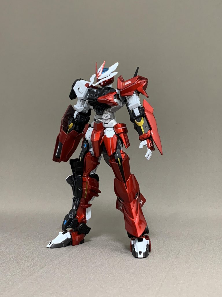 中の人。レッド部分はキャンディ塗装の光沢クリアー。それ以外は半光沢クリアーです。黒部分は普通のブラック。白部分はホワイトに蛍光ブルーを少々。スミ入れは全てタミヤのライトグレイです。