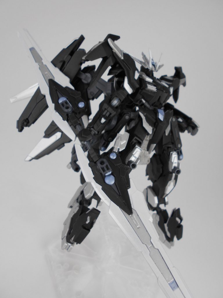 カレトヴルッフフェーダー、ハルバートモード・「レフェリス」。カレトヴルッフフェーダーを単品で使えなくし、ハルバートモードのみの運用にしています。この状態からビームキャノンを両方のビーム口から発射出来ます。刃部分にもビームを纏わせてビームサーベルと実体刃の両方の特質で振るうことが可能です。「レフェリス」はギリシャ語で「朧月」のアナグラムです。