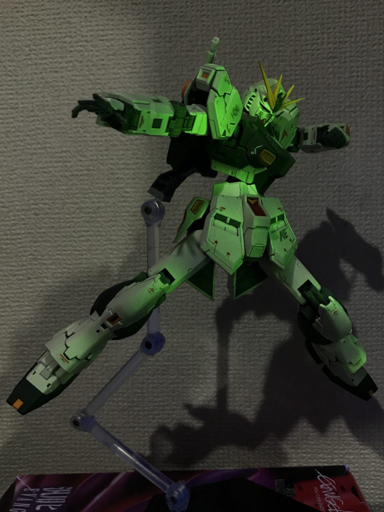 またブラックライトに反応してサイコフレーム共鳴してる感じにしてみました！虹色ではないのであくまでイメージって感じ。