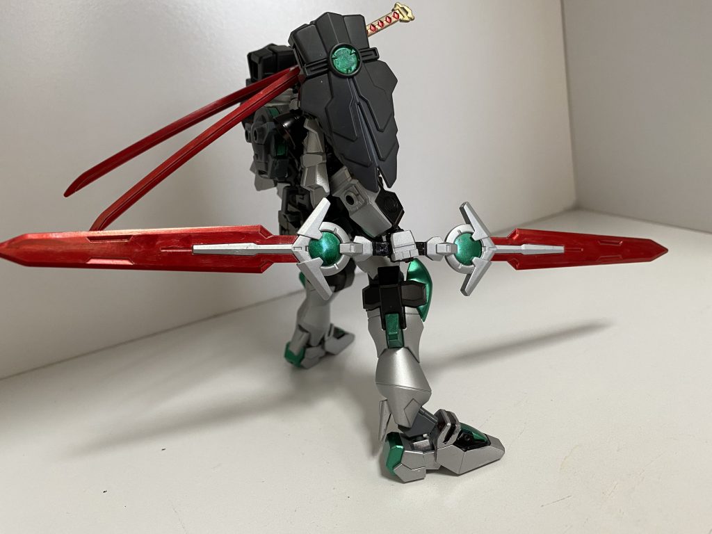 主武装はGNダイバーソードを2本繋げたツインシャドーセイバーとサタンサーベル風に塗装したサムライソード