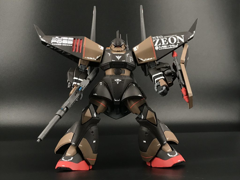 正面からリゲルグはキュベレイみたいに正面から見た時に見栄えの良いMSなので正面は特にデカールを派手に貼りました。