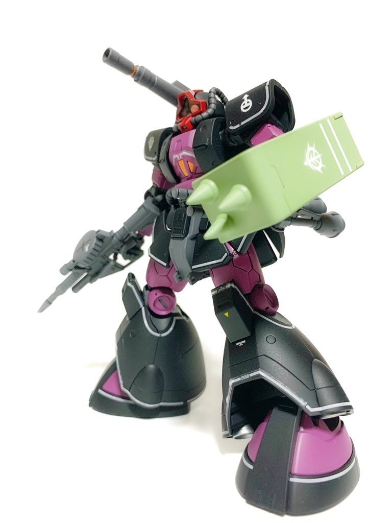 シールドは旧ザクの物を使用ドム本体の機体色に合わせて紫色にしようとしましたが、あえてザクカラーにして現地調達してそのまま装備しました感を出してみました。多分戦場ではそういう事もよくあったと思います...多分!